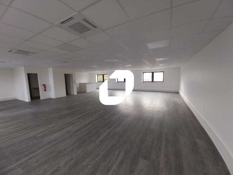 Light Industrial in SAINT-OUEN-L'AUMONE to rent - Interior Photo - Image 3 of 10