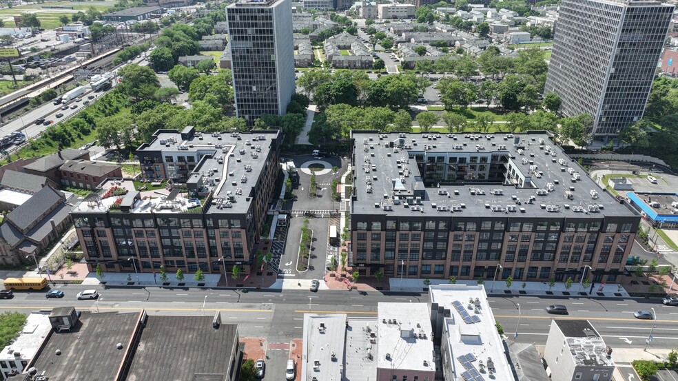 349-377 Broad St, Newark, NJ for rent - Building Photo - Image 1 of 106