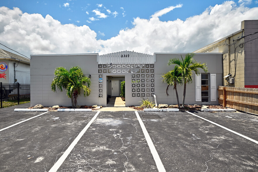 2317 N Cocoa Blvd, Cocoa, FL for sale - Building Photo - Image 1 of 35