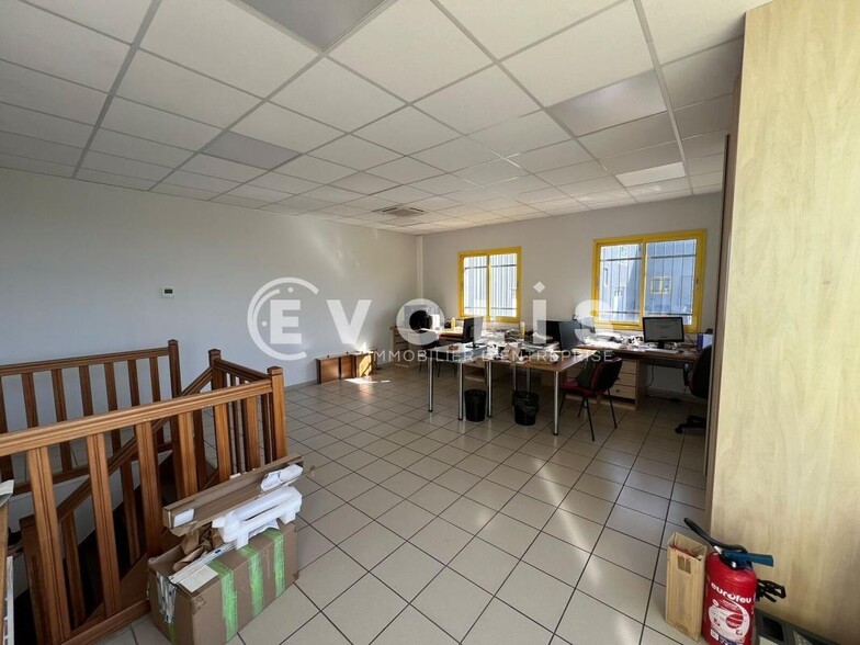 Light Industrial in La Verpillière to rent - Interior Photo - Image 2 of 9