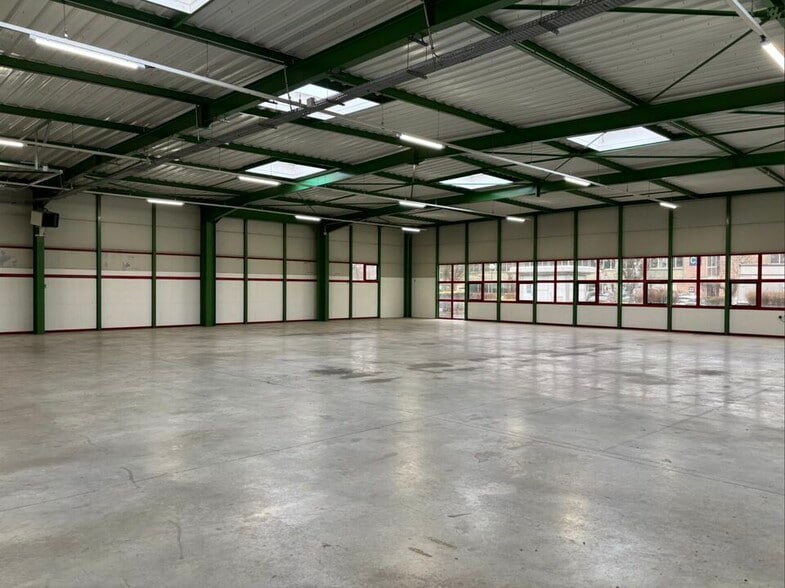 Light Industrial in Saint-Thibault-des-Vignes to rent - Interior Photo - Image 1 of 3