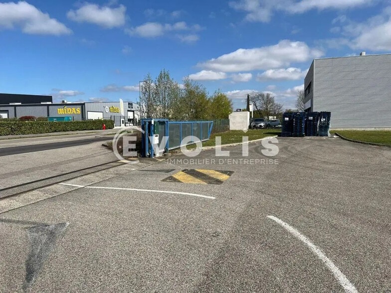 42 Rue De L'Avenir, Genas to rent - Building Photo - Image 2 of 9