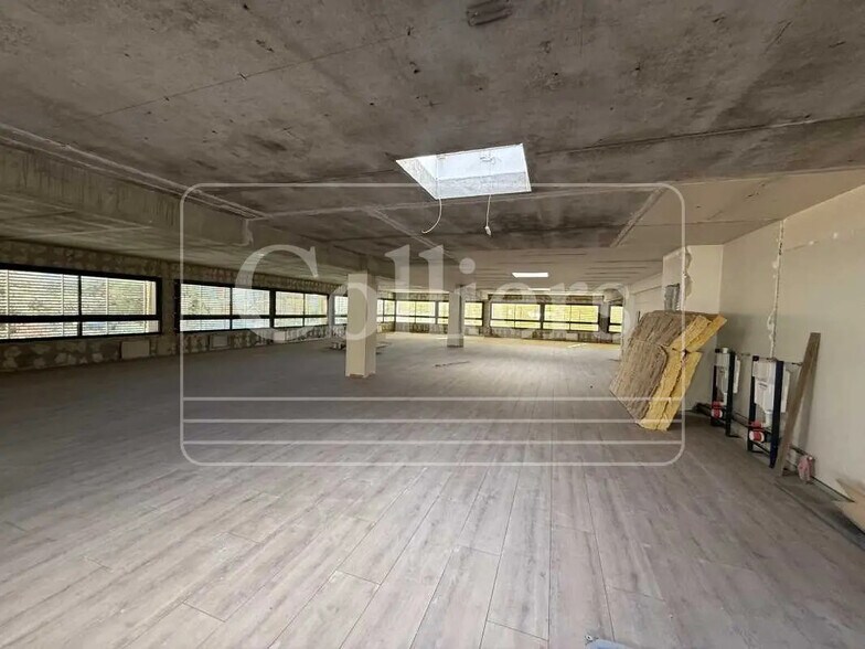 Office in Aubagne to rent - Interior Photo - Image 2 of 3