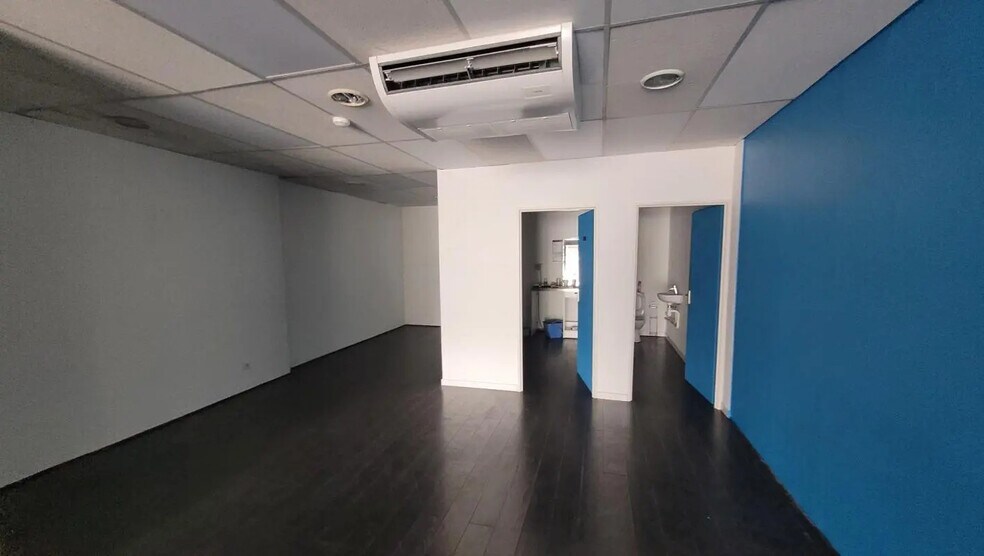 Retail in Lattes to rent - Interior Photo - Image 3 of 5