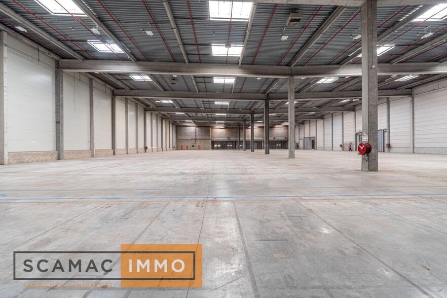Industrial in Combs-la-Ville to rent - Interior Photo - Image 2 of 8