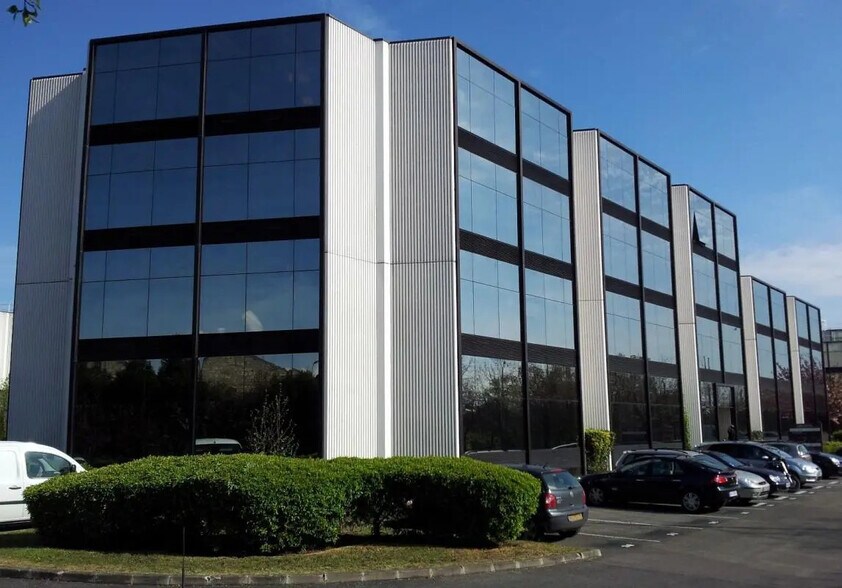 9 Avenue Du Marais, Argenteuil to rent - Building Photo - Image 3 of 8