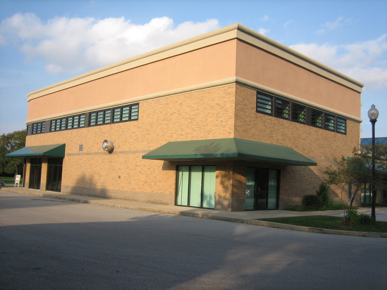 1811-1933 University Blvd, Anderson, IN for rent - Building Photo - Image 3 of 23