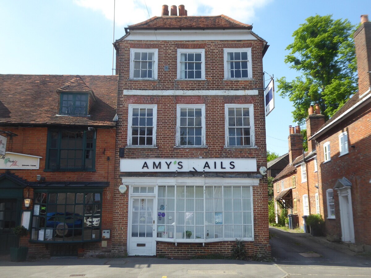 85 West St, Farnham, GU9 7EN Retail for Sale UK