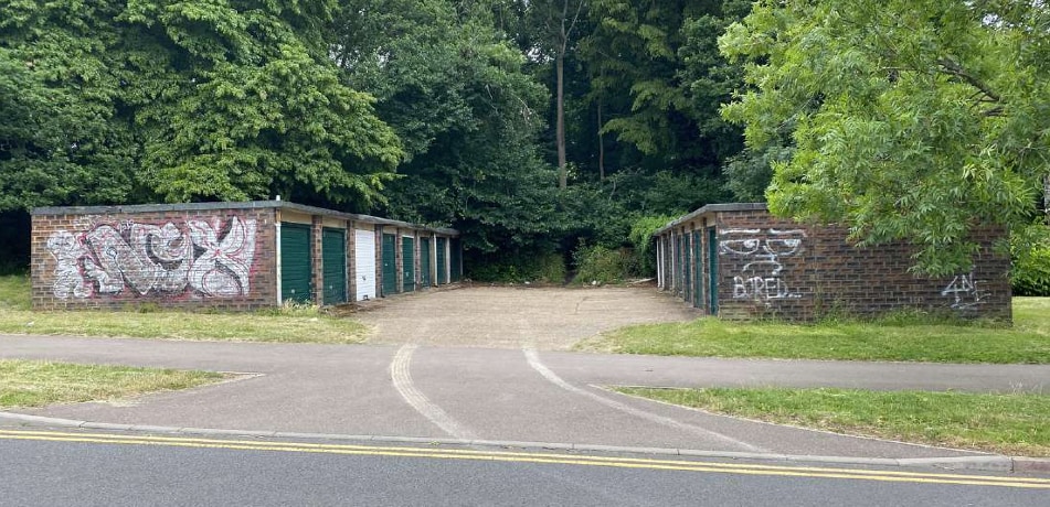 Welwyn & Hatfield Garage Sites portfolio of 4 properties for sale on LoopNet.co.uk - Primary Photo - Image 3 of 3