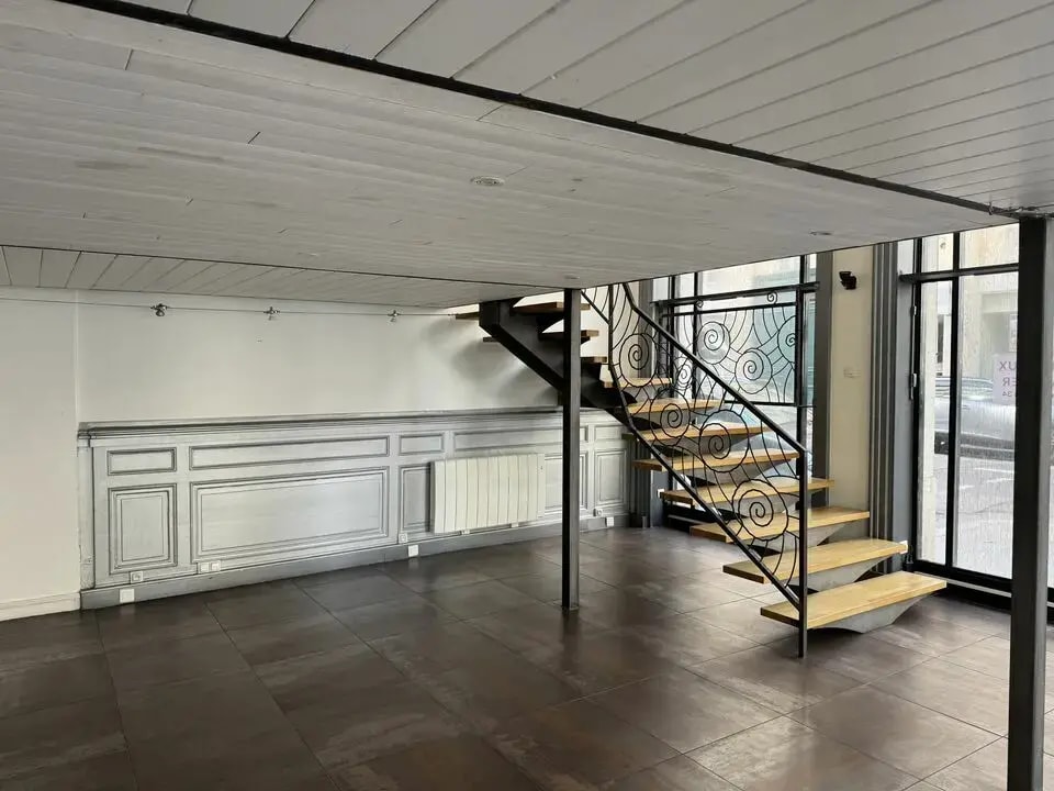 Retail in Lyon to rent Interior Photo- Image 1 of 3