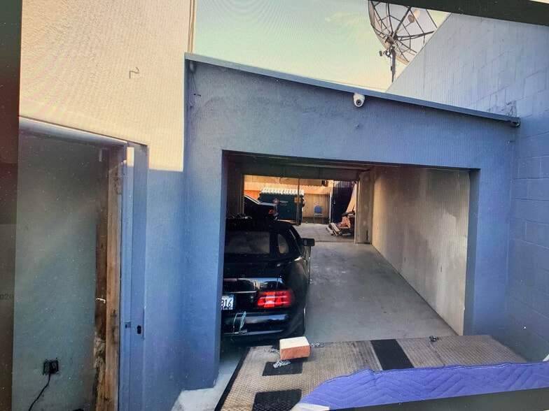 11812-11816 Inglewood Ave portfolio of 2 properties for sale on LoopNet.co.uk - Building Photo - Image 3 of 5