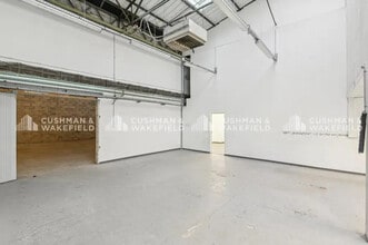 10-22 Rue D'Arras, Nanterre to rent Interior Photo- Image 2 of 15