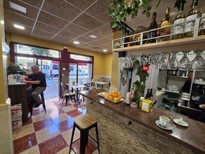 Retail in Barcelona, Barcelona to rent Interior Photo- Image 2 of 9