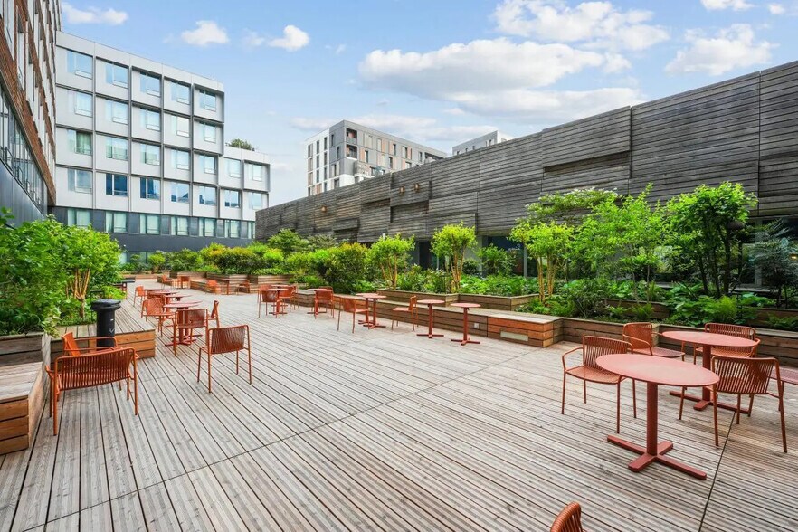 Office in Saint-Ouen-sur-Seine to rent - Building Photo - Image 2 of 12