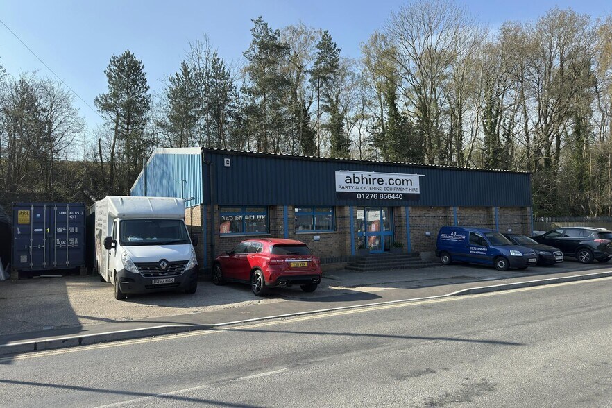 333 Connaught Rd, Brookwood for sale - Building Photo - Image 1 of 4