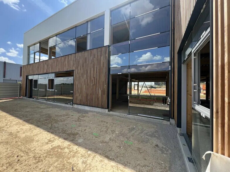 Retail in Louvres to rent - Building Photo - Image 2 of 5