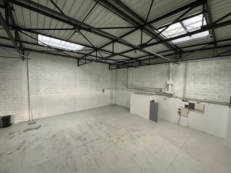 36 Rue Champ Dolin, Saint-Priest to rent - Building Photo - Image 2 of 11