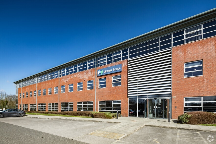 North Rd, Ellesmere Port to rent - Building Photo - Image 2 of 6
