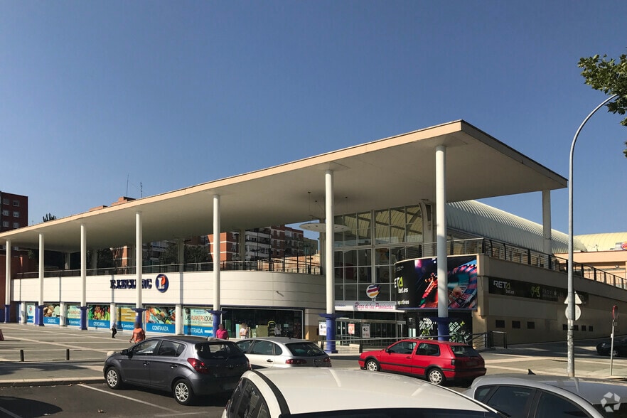 Avenida Provincias, 18, Fuenlabrada, Madrid to rent - Building Photo - Image 2 of 4