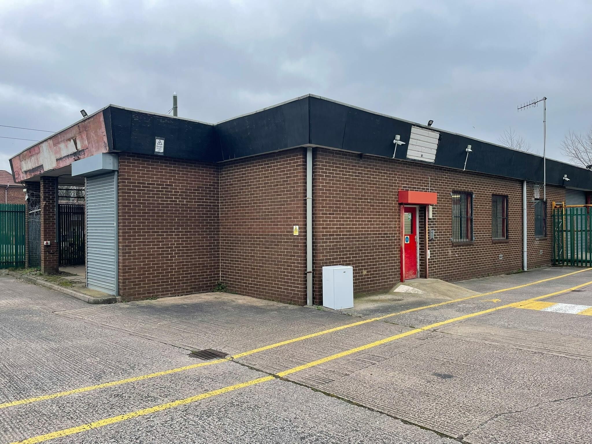 Shadowmoss Rd, Manchester to rent Primary Photo- Image 1 of 5