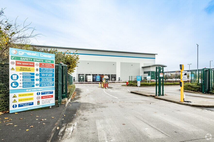 Stoke Rd, Rochester to rent - Building Photo - Image 2 of 2