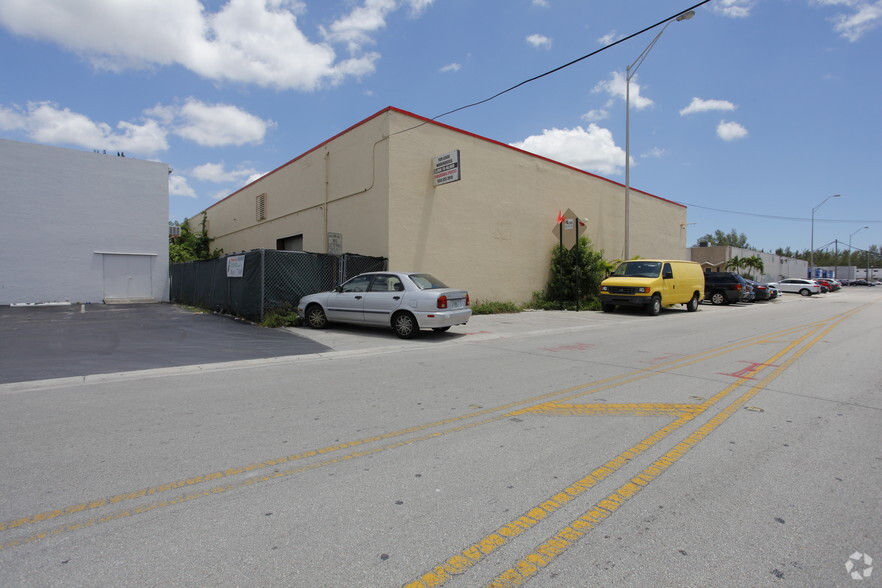 325-337 W 75th Pl, Hialeah, FL for rent - Building Photo - Image 2 of 3