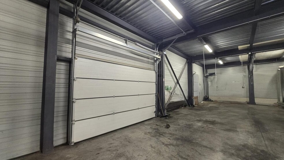 Industrial in Hyères to rent - Building Photo - Image 2 of 5