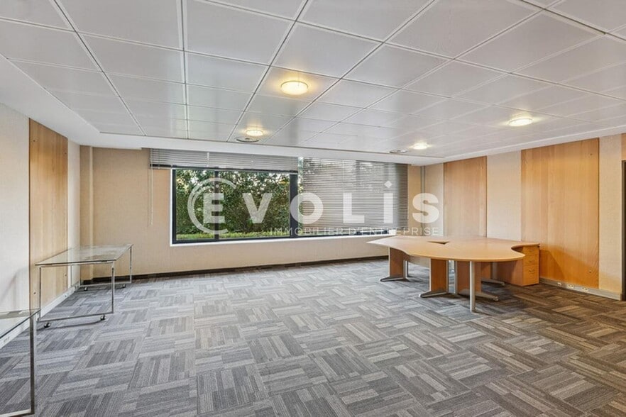 Office in Lieusaint to rent - Building Photo - Image 2 of 10