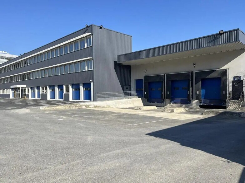 11 Avenue Albert Einstein, Le Blanc-Mesnil to rent - Building Photo - Image 2 of 22
