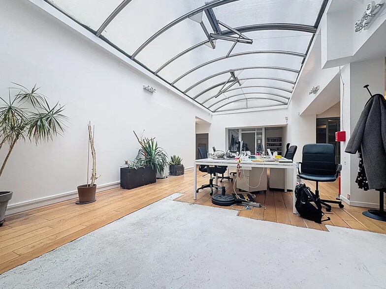 Build-to-Rent in Paris for sale - Interior Photo - Image 2 of 19