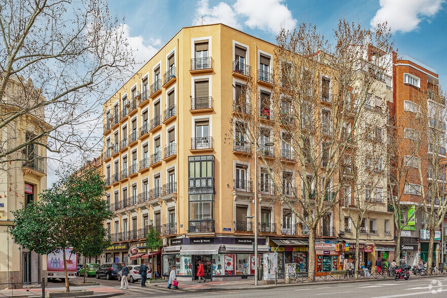 Retail in Madrid, Madrid to rent - Primary Photo - Image 1 of 2