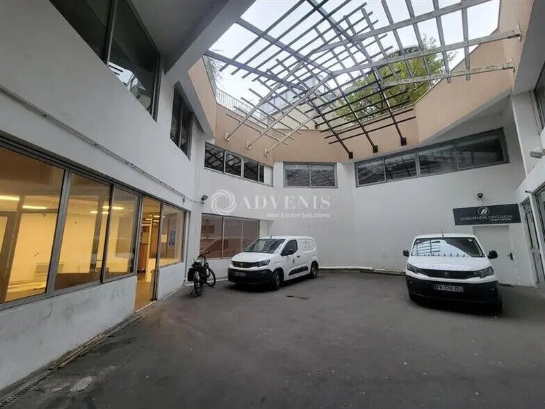 Light Industrial in Courbevoie to rent - Building Photo - Image 1 of 8