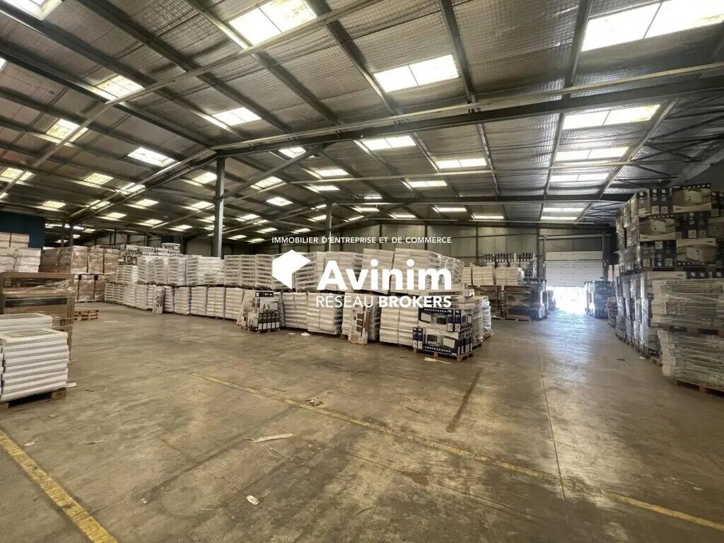 Location Entrepôt 4 803 m² - Photo 1