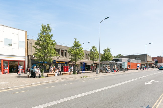 More details for Kingswood, Kingswood - Retail to Rent