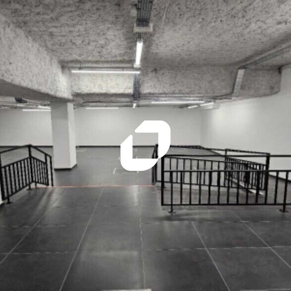 Retail in Paris for sale - Interior Photo - Image 2 of 14