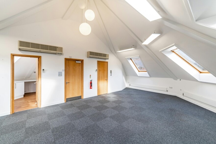 Bakewell Rd, Peterborough to rent - Primary Photo - Image 1 of 13