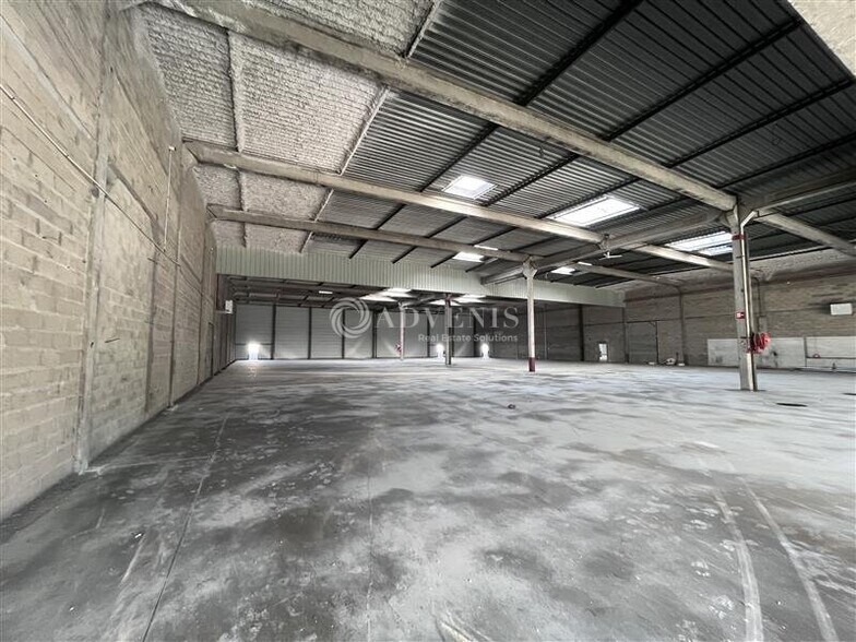 Industrial in Trappes to rent - Interior Photo - Image 2 of 7