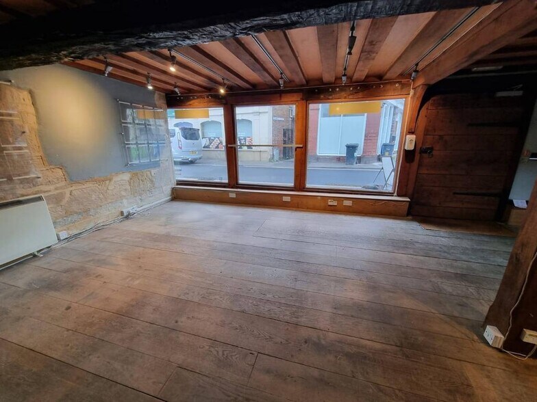 9 Church St, Trowbridge to rent - Interior Photo - Image 2 of 8