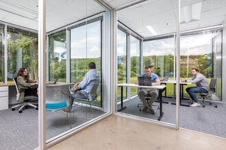 5000 Plaza On The Lake Dr, Austin, TX to rent Interior Photo- Image 2 of 6