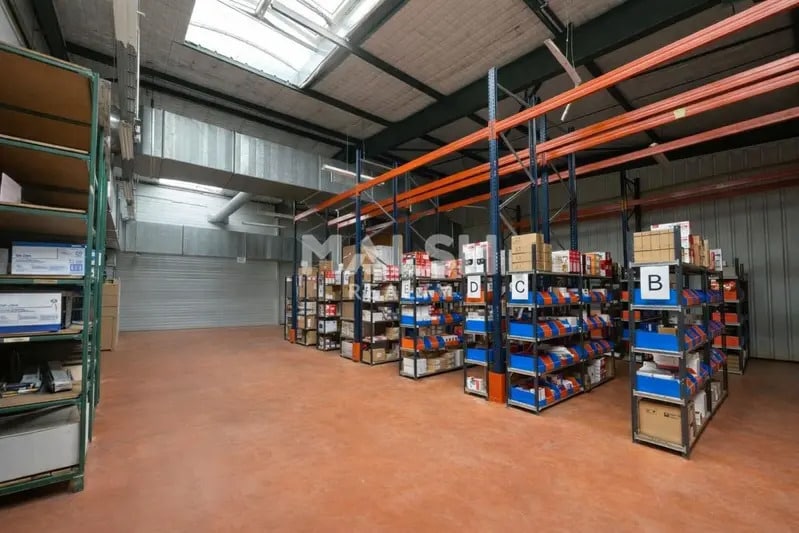 Light Industrial in Champagne-au-Mont-d'Or to rent - Building Photo - Image 2 of 10