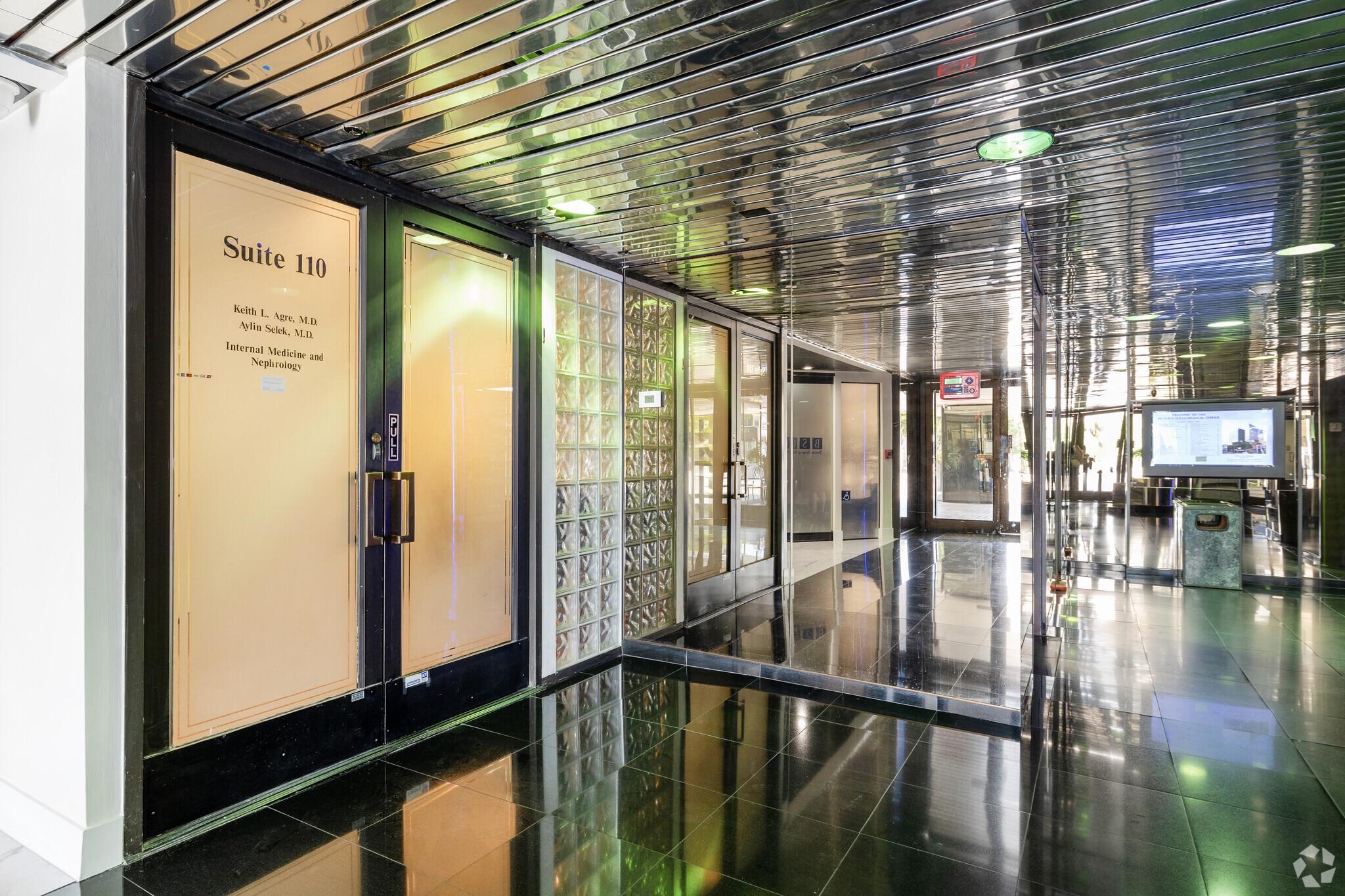 1125 S Beverly Dr, Los Angeles, CA to rent Interior Photo- Image 1 of 2