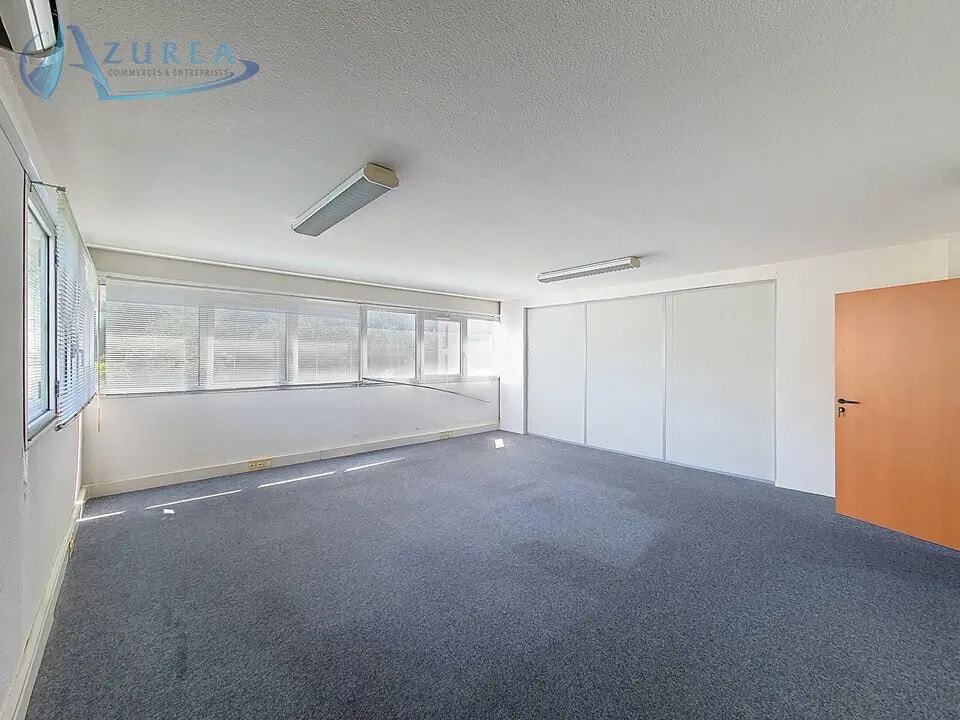 Location Bureaux 127 m² - Photo 1