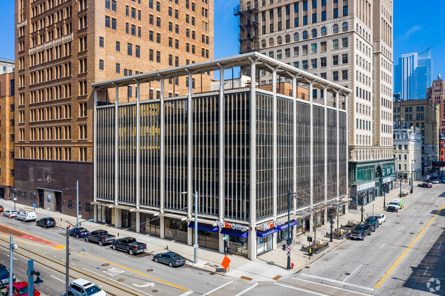 312 E Wisconsin Ave, Milwaukee, WI for rent - Primary Photo - Image 1 of 37