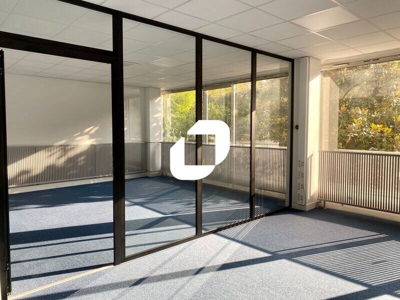 Office in Suresnes for sale Interior Photo- Image 1 of 10