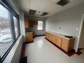 150 Hillside Dr, Bethel Park, PA to rent Interior Photo- Image 2 of 11