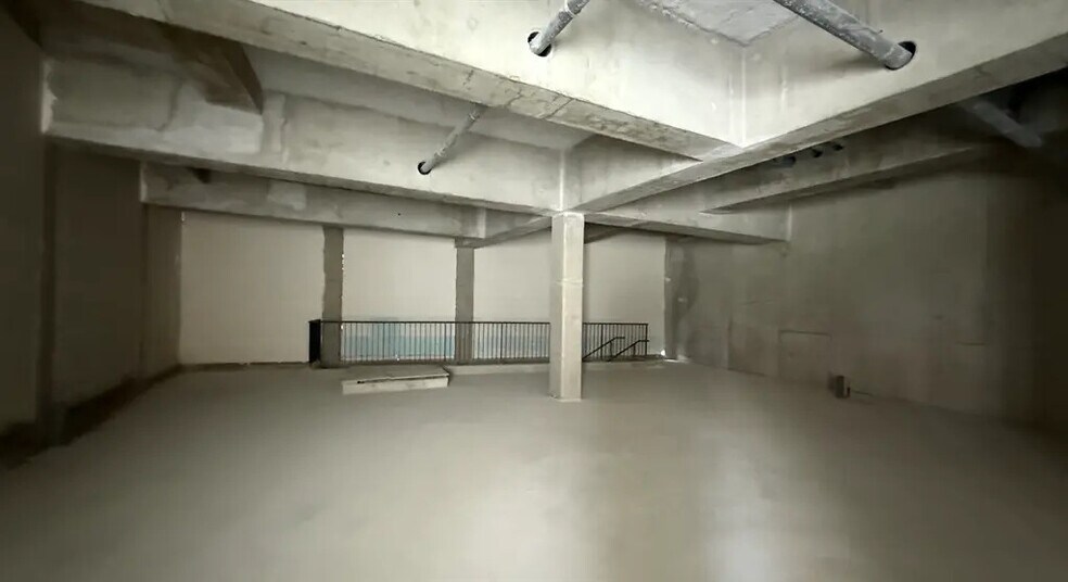 Retail in Noisy-le-Grand to rent - Interior Photo - Image 1 of 3