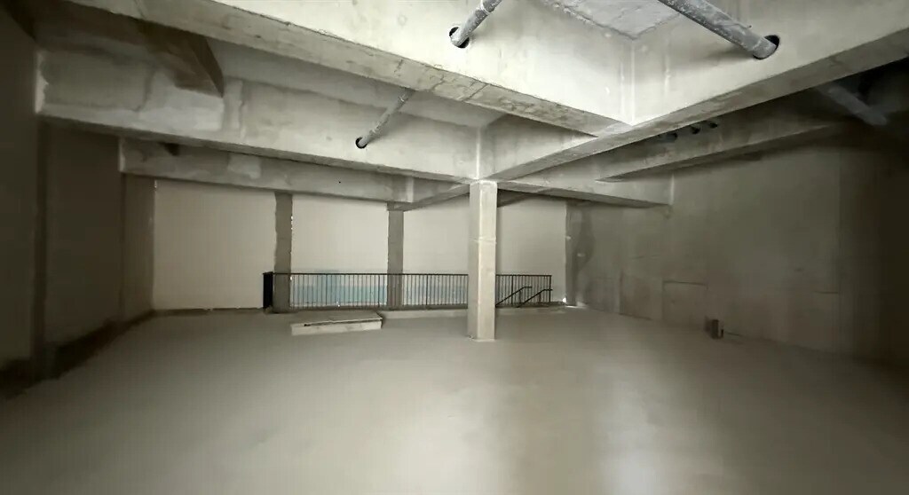 Location Commerce 256 m² - Photo 1