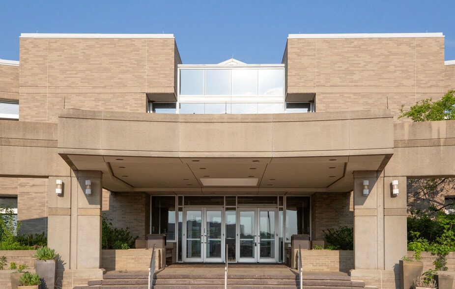 1 Oakridge Dr, Chaska, MN to rent - Building Photo - Image 2 of 20