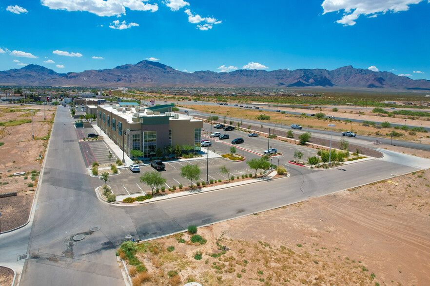 11450 Gateway N Blvd, El Paso, TX for rent - Building Photo - Image 1 of 7