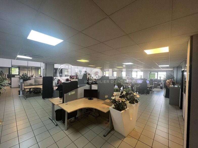 Light Industrial in Creteil for sale - Interior Photo - Image 2 of 4